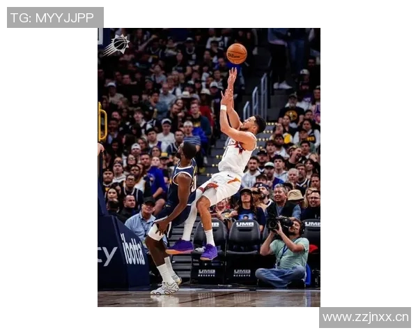 布克全力以赴砍下38分却难救主球队失利表现令人心疼 布克全力以赴砍下38分却难救主球队失利表现令人心疼